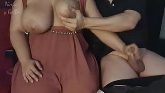 公共羞辱:熟女在电影...