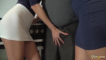 老男人从瘦弱的青少年...