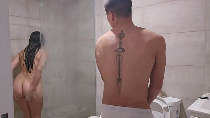 我瞒着继妹盖了条毛巾,粗暴地进行亲密行为。