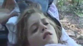 一个好女孩在自己的房...