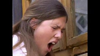 老师和学生在教室里热情做爱