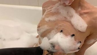 看两个瘦女孩沉迷于热...
