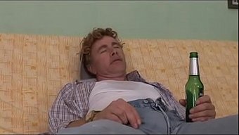 业余少女在自制视频中...