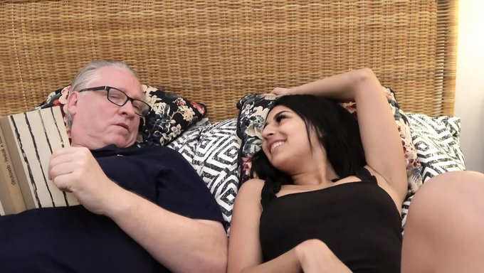 Sarah Cute的自然美景在享受口交快感时闪耀