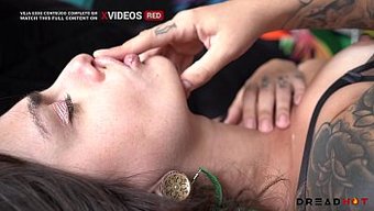 年轻的18岁女孩在家...