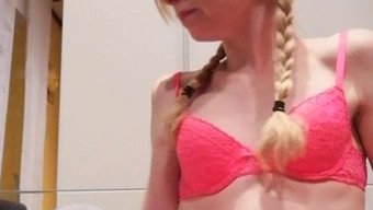 粉色头发的女孩用假阳...