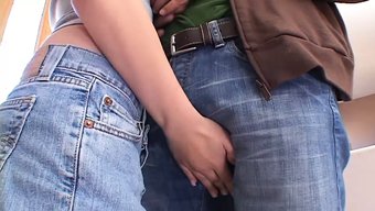 少女荡妇与两个性感男...