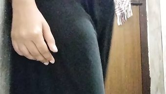 成熟的印度妻子在自制...