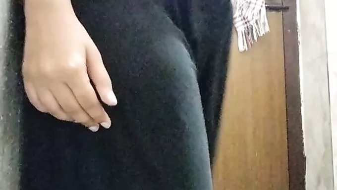 成熟的印度妻子在自制视频中变得淘气