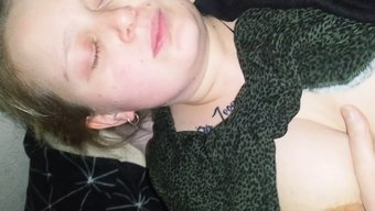 可爱的少女用她的大自...