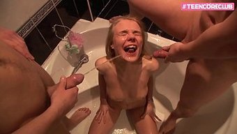 青少年三人组沉迷于粗...