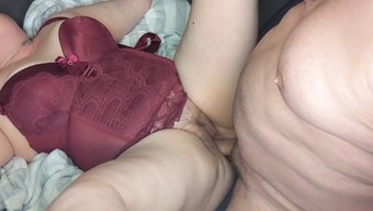 穿着内衣的丰满英国熟...