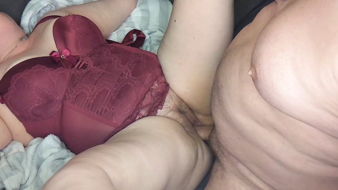 一个丰满的熟女享受着一场充满激情的爱爱。