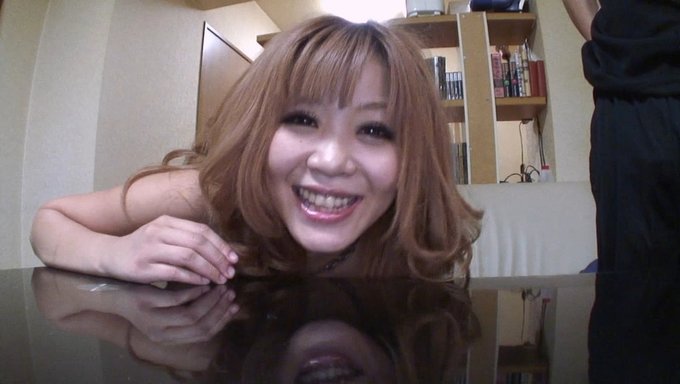观看sarina Tsubaki享受热辣的射精和手指游戏