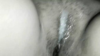 成熟和少女的印度情侣...