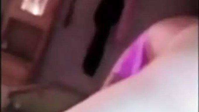 双性恋女仆在热辣的三人行中被她的老板插入