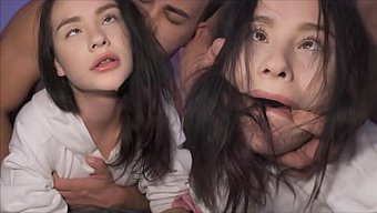 18岁女孩的强烈喷射...