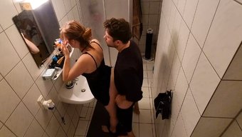 继妹在浴室里被继母抓...