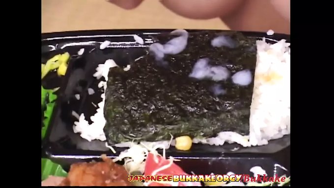 18岁的日本少女享受精液淋浴和寿司