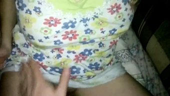 胸部丰满的金发女郎被...