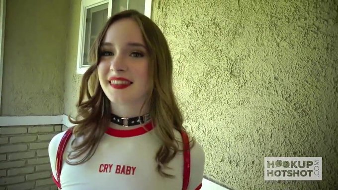 Hazel Moore,一个可爱的少女,被hookup热辣地操着她的屁股