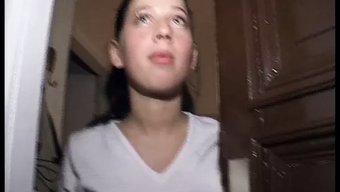 欧洲成熟女人在蓝色沙...