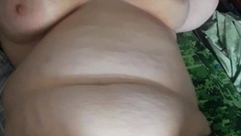 妻子被鞭打,用马力鞭打