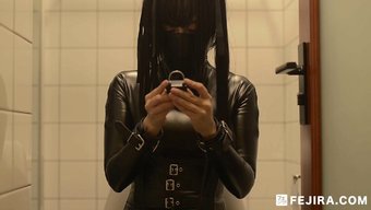 穿着乳胶衣服的fej...