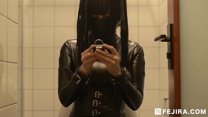 穿着乳胶衣服的fejira和leather女孩探索bdsm和自我愉悦