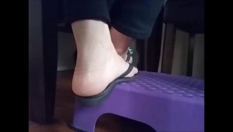 继母的脚踩在10英寸凉鞋里