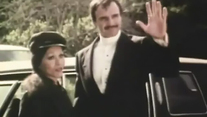 经典女性色情片:Sharon Mitchell在复古婚礼场景中