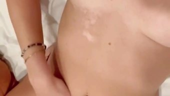 用手用力射精:独自自慰视频
