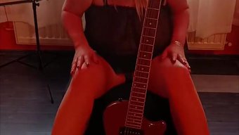 最大的乳房和吉他:诱...