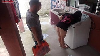 家庭主妇在丈夫不在时...