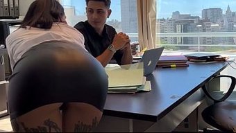 秘书扒开她的屁股口交做爱