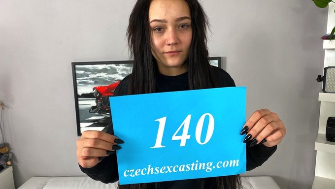 纹身双胞胎沉迷于感性的女同性恋行为