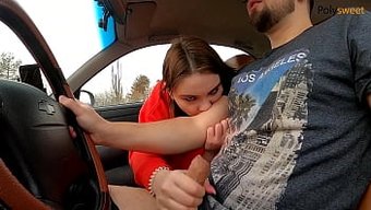俄罗斯大奶妹子在开车...
