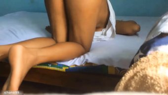 斯里兰卡女学生被从后面抓住