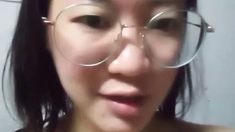 亚洲少女在卧室里自慰