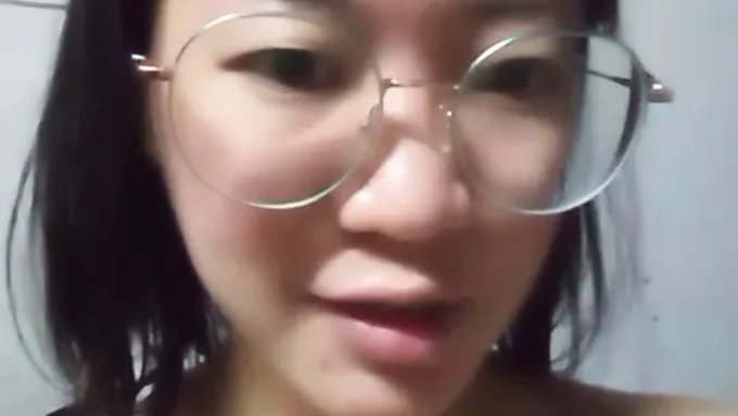 亚洲少女在卧室里自慰