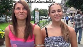 业余女孩在公共户外做爱