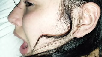 近距离观看一个少女紧...