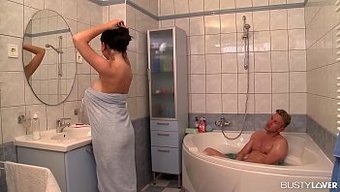 丰满的情侣喜欢看性感...