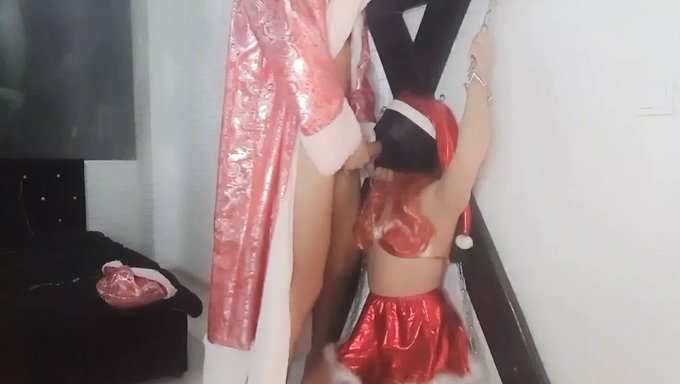 18岁的圣诞老人享受深喉和口交快感