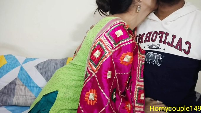 少女继妹在露骨的印地语音频中勾引和愉悦她缺乏经验的继兄