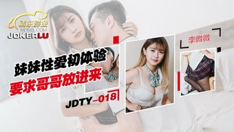 深色头发的大学女生口...