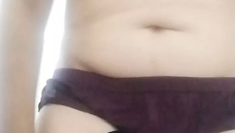 18岁的印度女孩自慰并自慰