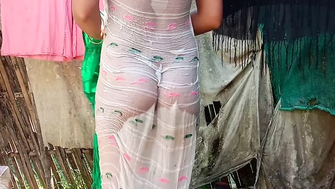 印度村女孩亲密的自我洗涤时刻被摄像机捕捉到