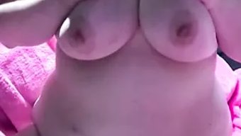 大奶妈妈在自慰视频中...