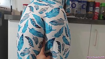 年轻的拉丁裔少女被她...